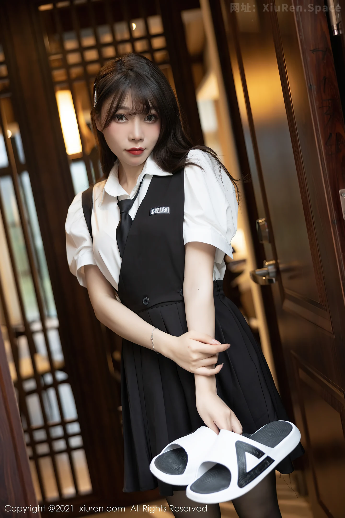图片[4]-[XiuRen秀人网]VOL.3643 女神芝芝Booty女仆剧情主题私房黑色内衣配白色吊袜诱惑写真101P-秀人网官方网站